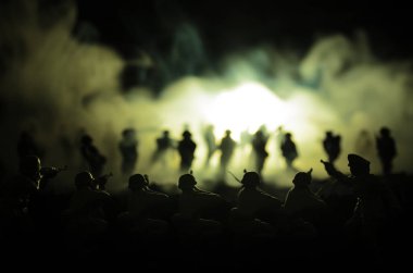 Savaş kavramı. Askeri siluetleri sahne üzerinde savaş sis sky mücadele arka plan, Dünya Savaşı askerler siluetleri bulutlu manzarası, gece aşağıda. Saldırı sahne. Zırhlı araçlar