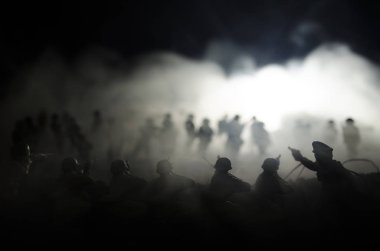 Savaş kavramı. Askeri siluetleri sahne üzerinde savaş sis sky mücadele arka plan, Dünya Savaşı askerler siluetleri bulutlu manzarası, gece aşağıda. Saldırı sahne. Zırhlı araçlar