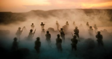 Savaş kavramı. Askeri siluetleri sahne üzerinde savaş sis sky mücadele arka plan, Dünya Savaşı askerler siluetleri bulutlu manzarası, gece aşağıda. Saldırı sahne. Zırhlı araçlar. Savaş tankları