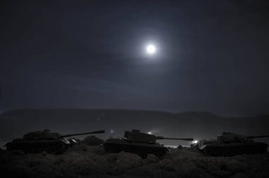 Savaş kavramı. Askeri siluetleri sahne üzerinde savaş sis sky mücadele arka plan, Dünya Savaşı askerler siluetleri bulutlu manzarası, gece aşağıda. Saldırı sahne. Zırhlı araçlar. Savaş tankları