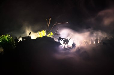 Savaş kavramı. Askeri siluetleri sahne üzerinde savaş sis sky mücadele arka plan, Dünya Savaşı askerler siluetleri bulutlu manzarası, gece aşağıda. Saldırı sahne. Zırhlı araçlar.
