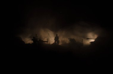 Savaş kavramı. Askeri siluetleri sahne üzerinde savaş sis sky mücadele arka plan, Dünya Savaşı askerler siluetleri bulutlu manzarası, gece aşağıda. Saldırı sahne. Zırhlı araçlar.