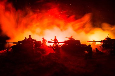 Savaş kavramı. Askeri siluetleri sahne üzerinde savaş sis sky mücadele arka plan, Dünya Savaşı askerler siluetleri bulutlu manzarası, gece aşağıda. Saldırı sahne. Zırhlı araçlar.