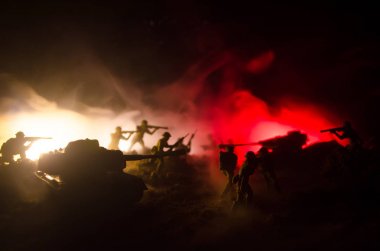 Savaş kavramı. Askeri siluetleri sahne üzerinde savaş sis sky mücadele arka plan, Dünya Savaşı askerler siluetleri bulutlu manzarası, gece aşağıda. Saldırı sahne. Zırhlı araçlar.