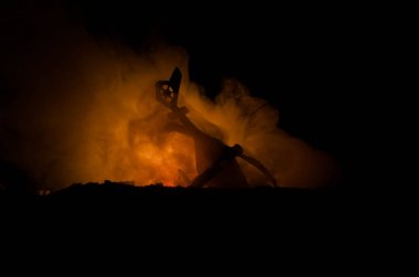 Uçak kazasında. Düşen helikopter yakma. Yok edilen helikopter. Kara ateş arka plan, oyuncak ile dekore edilmiştir. Savaş ya da terörizm