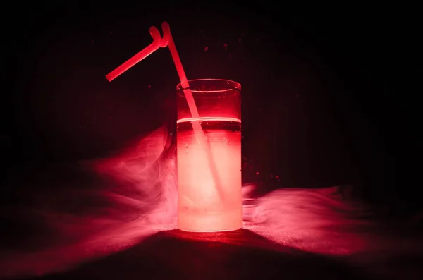 Copo de Cocktail Alcoólico Vermelho sobre fundo escuro com fumaça e luz de fundo. Disparar coquetel quente. Conceito de clube — Fotografia de Stock