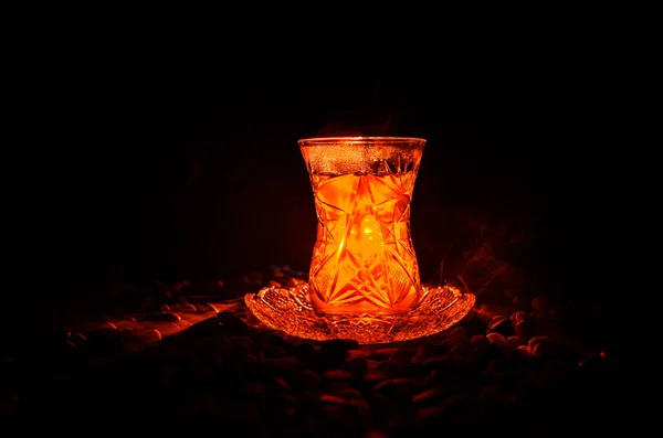 Geleneksel glasse ve ışıklar ve duman siyah zemin üzerine pot Türk Azerbaycan tea. Armudu geleneksel Kupası — Stok fotoğraf