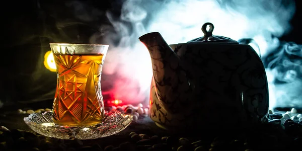 伝統的なガラスと照明、煙が黒の背景上の鍋でトルコ アゼルバイジャンのお茶。Armudu 伝統的なカップ — ストック写真