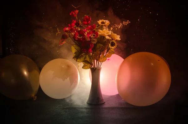 Flores de primavera roxas pitorescas em vaso de vidro em pé em uma fileira em um fundo escuro com estrelas com luz e névoa. Fechar — Fotografia de Stock