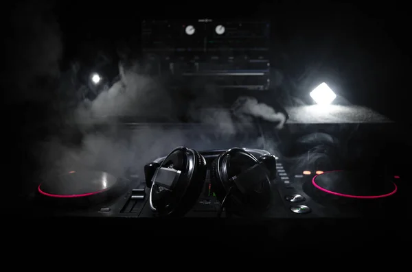 DJ Spinning, Mixing, and Scratching in the Night Club, Hands of DJ tunak різні елементи керування на палубі діджея, стробоскопічні вогні та туман, вибірковий фокус, крупним планом. Концепція життя музичного клубу — стокове фото