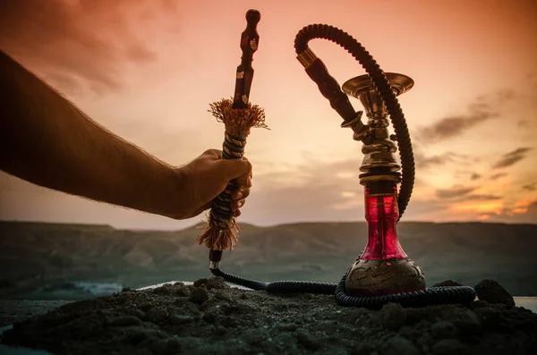 Vattenpipa, traditionella arabiska waterpipe, direkt solnedgången ljus utomhus foto — Stockfoto