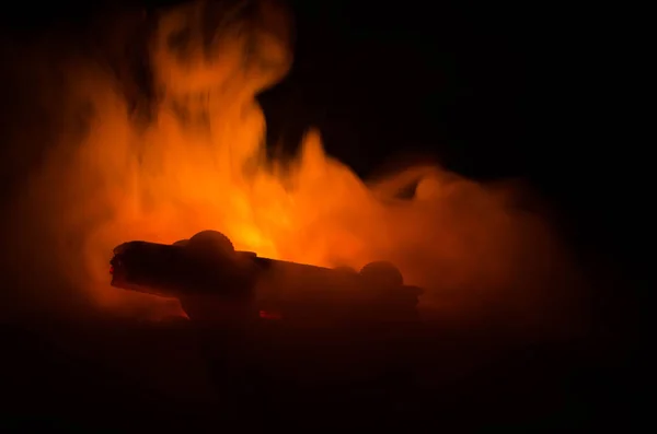 Un coche en llamas sobre un fondo oscuro. Incendio de coches, después de acto de vandalismo o indicativo de la carretera — Foto de Stock