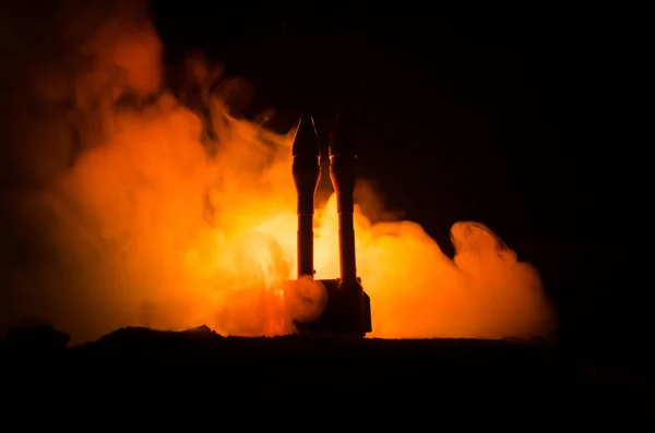 로켓 발사와 구름 불. 핵 미사일 탄두 목표로 밤에 어두운 하늘에서. Balistic 로켓 전쟁 Backgound입니다. 세계 전쟁 경고 — 스톡 사진
