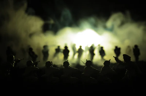 Concept de guerre. Silhouettes militaires scène de combat sur fond de brouillard de guerre ciel, Soldats de la guerre mondiale Silhouettes ci-dessous ciel nuageux La nuit. Scène d'attaque. Véhicules blindés — Photo