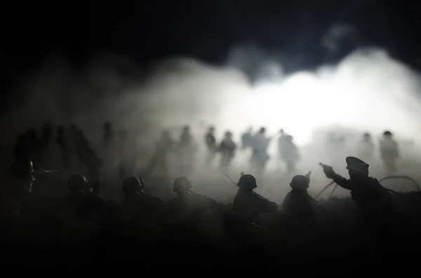 Koncept války. Vojenské siluety bojové scény na obloze mlha války na pozadí, světové válce vojáci siluety pod zataženo Panorama v noci. Scénu útoku. Obrněná vozidla — Stock fotografie