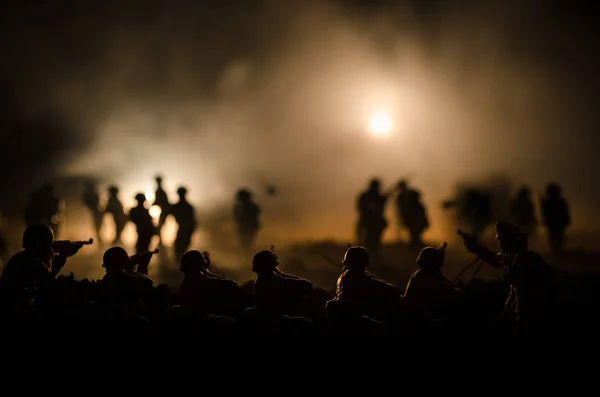 Koncept války. Vojenské siluety bojové scény na obloze mlha války na pozadí, světové válce vojáci siluety pod zataženo Panorama v noci. Scénu útoku. Obrněná vozidla — Stock fotografie