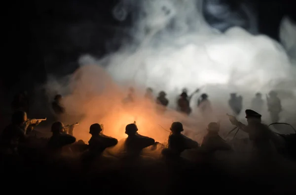 Concetto di guerra. Silhouette militari scena di combattimento su sfondo cielo nebbia di guerra, Soldati della Guerra Mondiale Silhouettes Below Cloudy Skyline Di notte. Scena dell'attacco. Veicoli blindati — Foto Stock
