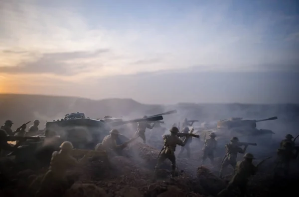 Conceito de Guerra. Silhuetas militares lutando cena no fundo do céu nevoeiro de guerra, Soldados da Guerra Mundial Silhuetas Abaixo Cloudy Skyline À noite. Cena de ataque. Veículos blindados. Batalha de tanques — Fotografia de Stock