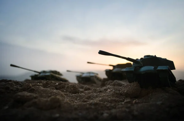 War Concept. Military silhouettes fighting scene on war fog sky background, World War Soldiers Silhouettes Below Cloudy Skyline At night. Attack scene. Armored vehicles. Tanks battle — Stock Photo, Image