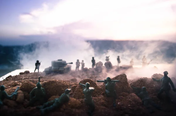 战争的概念。军事剪影战斗场景上战争雾天空背景，世界战争士兵剪影低于夜间多云的天际线。攻击的场面。装甲的车辆。坦克战斗 — 图库照片