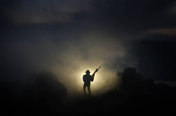 Концепция войны. Военные силуэты боевой сцены на фоне тумана на фоне неба войны, силуэты солдат мировой войны под облачным горизонтом ночью. Сцена нападения. Бронетехника. Танки
