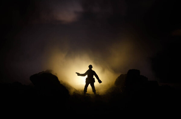 Концепция войны. Военные силуэты боевой сцены на фоне тумана на фоне неба войны, силуэты солдат мировой войны под облачным горизонтом ночью. Сцена нападения. Бронетехника. Танки
