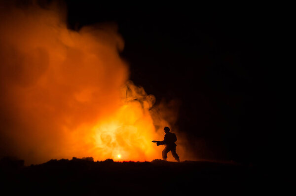 Концепция войны. Военные силуэты боевой сцены на фоне тумана на фоне неба войны, силуэты солдат мировой войны под облачным горизонтом ночью. Сцена нападения. Бронетехника. Танки
