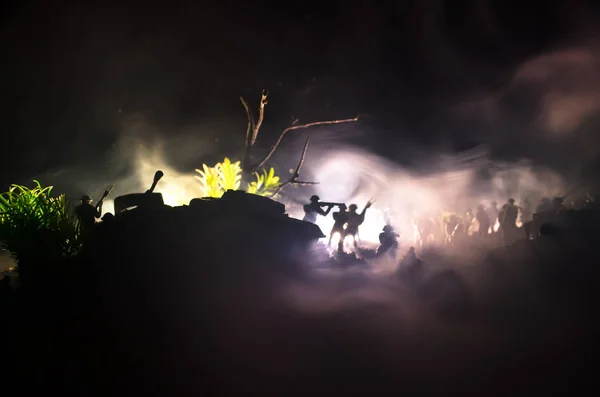 Concepto de guerra. Siluetas militares peleando escena en el fondo del cielo niebla de guerra, Soldados de la Guerra Mundial Siluetas debajo del horizonte nublado Por la noche. Escena de ataque. Vehículos blindados . — Foto de Stock