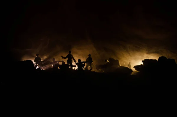 Concept de guerre. Silhouettes militaires scène de combat sur fond de brouillard de guerre ciel, Soldats de la guerre mondiale Silhouettes ci-dessous ciel nuageux La nuit. Scène d'attaque. Véhicules blindés . — Photo