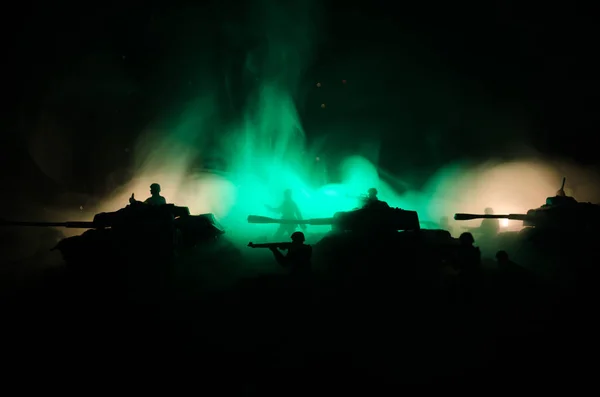 Concepto de guerra. Siluetas militares peleando escena en el fondo del cielo niebla de guerra, Soldados de la Guerra Mundial Siluetas debajo del horizonte nublado Por la noche. Escena de ataque. Vehículos blindados . —  Fotos de Stock