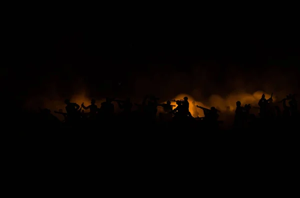 Kriegskonzept. militärische Silhouetten Kampfszene auf Kriegsnebel Himmel Hintergrund, Weltkrieg Soldaten Silhouetten unter bewölkten Skyline in der Nacht. Angriffsszene. gepanzerte Fahrzeuge. — Stockfoto