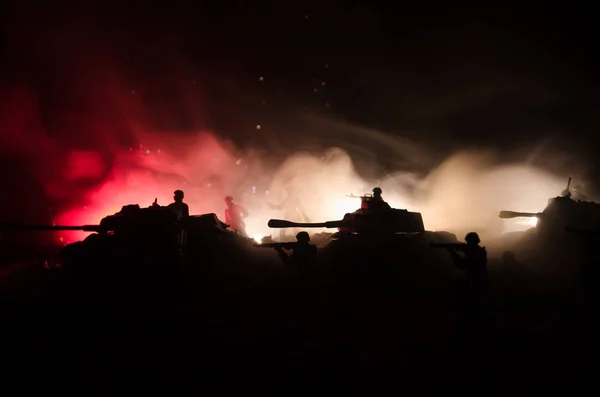 Concept van de oorlog. Militaire silhouetten vechten scène op oorlog mist hemel achtergrond, silhouetten van de Wereldoorlog soldaten onder bewolkte Skyline in de nacht. Aanval scène. Gepantserde voertuigen. — Stockfoto