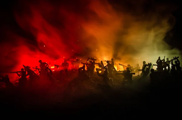 Kriegskonzept. militärische Silhouetten Kampfszene auf Kriegsnebel Himmel Hintergrund, Weltkrieg Soldaten Silhouetten unter bewölkten Skyline in der Nacht. Angriffsszene. gepanzerte Fahrzeuge. — Stockfoto