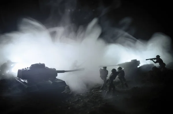 Conceito de Guerra. Silhuetas militares lutando cena no fundo do céu nevoeiro de guerra, Soldados da Guerra Mundial Silhuetas Abaixo Cloudy Skyline À noite. Cena de ataque. Veículos blindados . — Fotografia de Stock