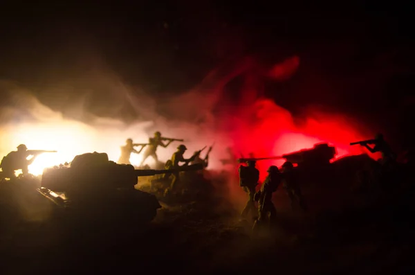 Concepto de guerra. Siluetas militares peleando escena en el fondo del cielo niebla de guerra, Soldados de la Guerra Mundial Siluetas debajo del horizonte nublado Por la noche. Escena de ataque. Vehículos blindados . — Foto de Stock