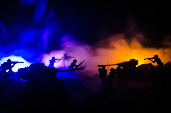 전쟁 개념입니다. 전쟁 안개 하늘에 현장 싸움 군 실루엣 배경, 밤에 구름 스카이 라인 아래 세계 대전 군인 실루엣. 공격 장면입니다. 장갑차. — 스톡 사진