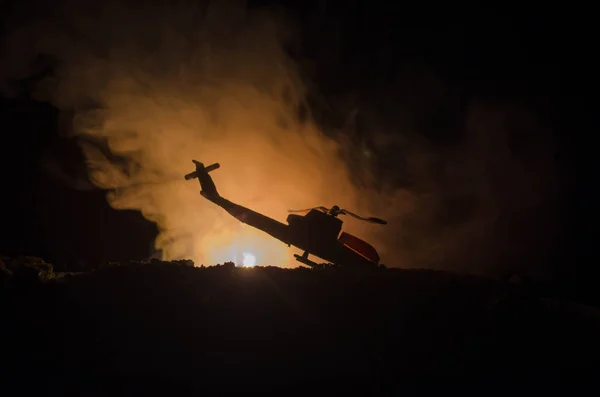 Αεροπορικό δυστύχημα. Καύση που υπάγονται ελικόπτερο. Ελικόπτερο καταστράφηκε. Διακοσμημένα με παιχνίδι στο φόντο σκούρο φωτιά. Πόλεμος ή τρομοκρατία — Φωτογραφία Αρχείου