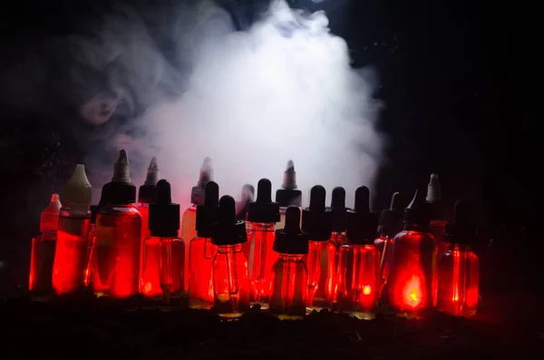 アーク プラズマ蒸着法の概念。煙雲と暗い背景にアーク液体ボトル。光の効果. — ストック写真