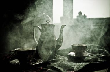 Gıda arka plan Tema çay ve kahve. Eski vintage seramik çay veya kahve ile ışık ve duman koyu arka plan üzerinde bardak sürahi ve şeker Kupası ile. Seramik çaydanlık ve bardak siluetleri