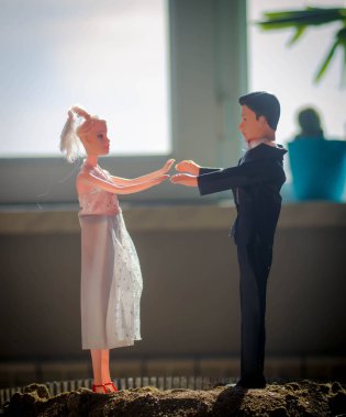 Bebek evlilik çift kapalı birbirlerine sarılıyor. Beyaz elbiseli güzel model kız. Takım elbiseli adam. Düğün aşk kavramı. Yakın çekim.