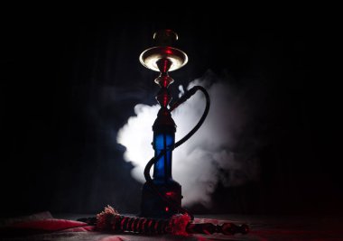 Nargile kömürü nargile kupa siyah arka plan ile. Şık oryantal shisha