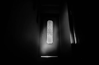 Bir bilinmeyen gölge figürü ile silüeti üzerinde kapalı cam kapı bir kapıdan eller. Korku kavramı