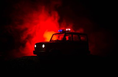 Anti-çevik kuvvet polisi vermek sinyal hazır olmak. Hükümet güç kavramı. Polis içinde hareket. Işık ile karanlık bir arka plan üzerinde duman. Mavi kırmızı yanıp sönen sirenler. Diktatörlük güç. Seçici odak