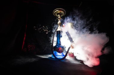 Nargile kömürü nargile kupa siyah arka plan ile. Şık oryantal shisha