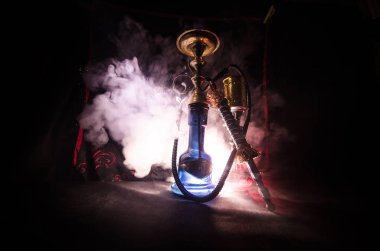 Nargile kömürü nargile kupa siyah arka plan ile. Şık oryantal shisha