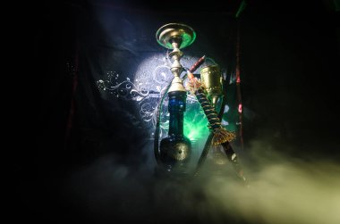 Nargile kömürü nargile kupa siyah arka plan ile. Şık oryantal shisha