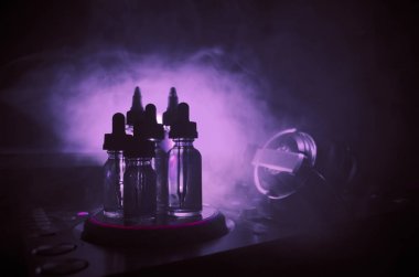Vape ve Dj Club kavramı. Duman bulutları ve Dj Mikser yakın çekim vape sıvı şişe. Işık efektleri. Arka plan veya vape veya kulüp reklam ya da vape arka plan olarak yararlı.