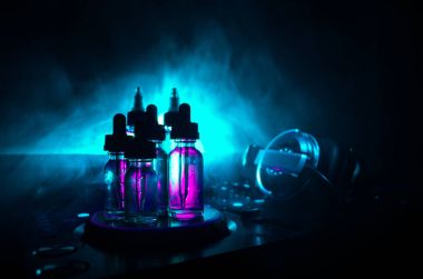 Vape ve Dj Club kavramı. Duman bulutları ve Dj Mikser yakın çekim vape sıvı şişe. Işık efektleri. Arka plan veya vape veya kulüp reklam ya da vape arka plan olarak yararlı.