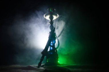 Nargile kömürü nargile kupa siyah arka plan ile. Şık oryantal shisha