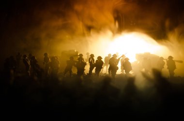 Savaş kavramı. Askeri siluetleri sahne üzerinde savaş sis sky mücadele arka plan, Dünya Savaşı askerler siluetleri bulutlu manzarası, gece aşağıda. Saldırı sahne. Zırhlı araçlar